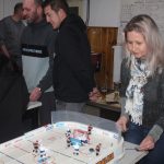 Malá imitace ledové plochy a velká zábava. Tradice stolního hokeje v Branicích trvá už 20 let