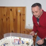 Malá imitace ledové plochy a velká zábava. Tradice stolního hokeje v Branicích trvá už 20 let