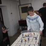 Malá imitace ledové plochy a velká zábava. Tradice stolního hokeje v Branicích trvá už 20 let