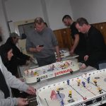 Malá imitace ledové plochy a velká zábava. Tradice stolního hokeje v Branicích trvá už 20 let