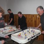 Malá imitace ledové plochy a velká zábava. Tradice stolního hokeje v Branicích trvá už 20 let