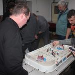 Malá imitace ledové plochy a velká zábava. Tradice stolního hokeje v Branicích trvá už 20 let