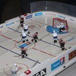 Malá imitace ledové plochy a velká zábava. Tradice stolního hokeje v Branicích trvá už 20 let