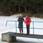 Rekordní účast na Dražickém máčení. Otužilcům počasí přálo