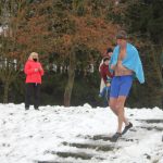 Rekordní účast na Dražickém máčení. Otužilcům počasí přálo