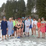 Rekordní účast na Dražickém máčení. Otužilcům počasí přálo