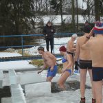 Rekordní účast na Dražickém máčení. Otužilcům počasí přálo