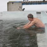 Rekordní účast na Dražickém máčení. Otužilcům počasí přálo