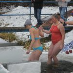 Rekordní účast na Dražickém máčení. Otužilcům počasí přálo