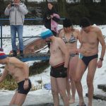 Rekordní účast na Dražickém máčení. Otužilcům počasí přálo