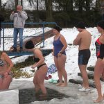 Rekordní účast na Dražickém máčení. Otužilcům počasí přálo