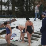 Rekordní účast na Dražickém máčení. Otužilcům počasí přálo