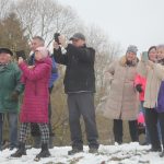 Rekordní účast na Dražickém máčení. Otužilcům počasí přálo