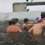 Rekordní účast na Dražickém máčení. Otužilcům počasí přálo