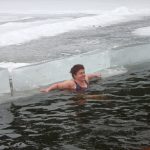 Rekordní účast na Dražickém máčení. Otužilcům počasí přálo