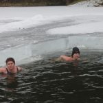 Rekordní účast na Dražickém máčení. Otužilcům počasí přálo