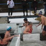 Rekordní účast na Dražickém máčení. Otužilcům počasí přálo