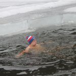 Rekordní účast na Dražickém máčení. Otužilcům počasí přálo