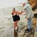 42 otužilců otestovalo ledovou Otavu, přihlížel rekordní počet diváků