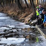 42 otužilců otestovalo ledovou Otavu, přihlížel rekordní počet diváků