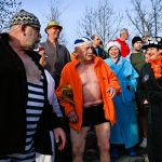 42 otužilců otestovalo ledovou Otavu, přihlížel rekordní počet diváků