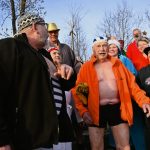 42 otužilců otestovalo ledovou Otavu, přihlížel rekordní počet diváků