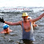 42 otužilců otestovalo ledovou Otavu, přihlížel rekordní počet diváků