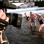 42 otužilců otestovalo ledovou Otavu, přihlížel rekordní počet diváků