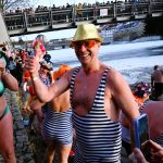 42 otužilců otestovalo ledovou Otavu, přihlížel rekordní počet diváků