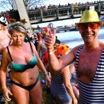 42 otužilců otestovalo ledovou Otavu, přihlížel rekordní počet diváků