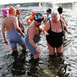 42 otužilců otestovalo ledovou Otavu, přihlížel rekordní počet diváků