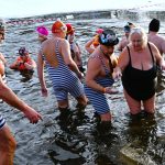 42 otužilců otestovalo ledovou Otavu, přihlížel rekordní počet diváků