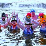 42 otužilců otestovalo ledovou Otavu, přihlížel rekordní počet diváků