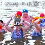 42 otužilců otestovalo ledovou Otavu, přihlížel rekordní počet diváků