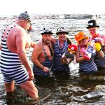 42 otužilců otestovalo ledovou Otavu, přihlížel rekordní počet diváků