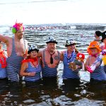 42 otužilců otestovalo ledovou Otavu, přihlížel rekordní počet diváků