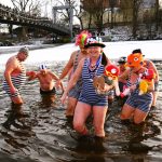 42 otužilců otestovalo ledovou Otavu, přihlížel rekordní počet diváků