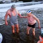 42 otužilců otestovalo ledovou Otavu, přihlížel rekordní počet diváků