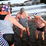 42 otužilců otestovalo ledovou Otavu, přihlížel rekordní počet diváků