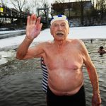 42 otužilců otestovalo ledovou Otavu, přihlížel rekordní počet diváků