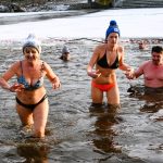 42 otužilců otestovalo ledovou Otavu, přihlížel rekordní počet diváků