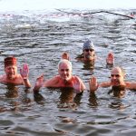 42 otužilců otestovalo ledovou Otavu, přihlížel rekordní počet diváků