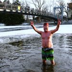 42 otužilců otestovalo ledovou Otavu, přihlížel rekordní počet diváků