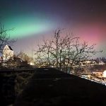 Polární záře předvedla na noční obloze úchvatnou show. K vidění může být i dnes v noci