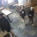 Vandal poškodil světelnou reklamní ceduli v centru Budějovic. Policie pátrá po skupince mladíků