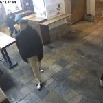 Vandal poškodil světelnou reklamní ceduli v centru Budějovic. Policie pátrá po skupince mladíků