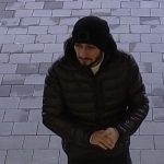 Zloděj ukradl v jindřichohradecké prodejně elektra drahý mobil. Policie pátrá po muži z fotografie