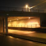 Sprejer ve Strakonicích poničil zeď u frekventované silnice. Policie hledá svědky