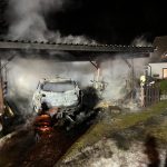 Na Krumlovsku skončilo v plamenech auto pod přístřeškem. Škoda šplhá do stovek tisíc