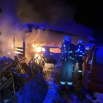 Na Krumlovsku skončilo v plamenech auto pod přístřeškem. Škoda šplhá do stovek tisíc